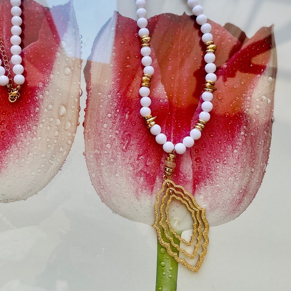 White And Gold Beaded Pearl Necklace - Picture 5 of 5